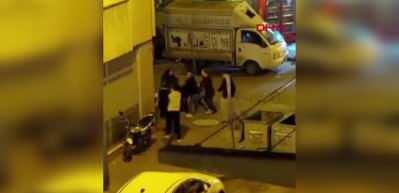 Akrabalar birbirine girdi: Sokak boks ringine d&ouml;nd&uuml;