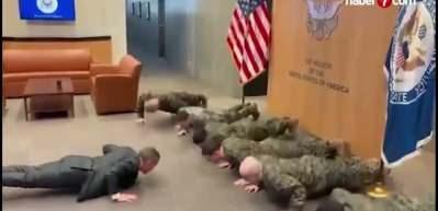 Amerikan el&ccedil;isi Mike Waltz, askerlerle şınav &ccedil;ekti