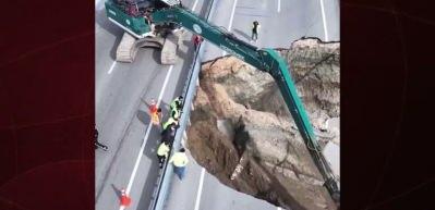 Antalya'da heyelan ve g&ouml;&ccedil;&uuml;k oluşan yolda &ccedil;alışmalar devam ediyor