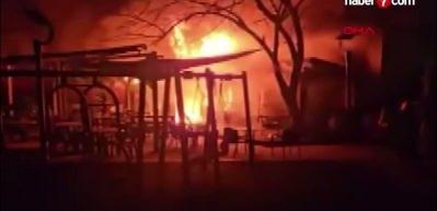 Avcılar'da kafede korkutan yangın: Kızgın yağa su d&ouml;k&uuml;nce alev aldı