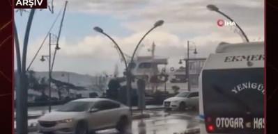 Ayvalık'ta fırtına nedeniyle deniz taştı, sokaklar suyla doldu