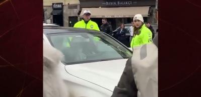 Bebek&rsquo;te trafikte ilgin&ccedil; hareketler sergileyen kadın hastaneye yatırıldı 