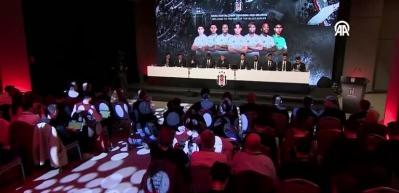 Beşiktaş yeni transferlerini tanıttı! T&ouml;rende g&uuml;l&uuml;mseten anlar