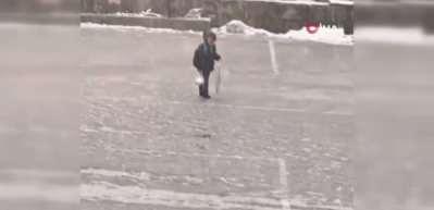 Bitlis'te y&uuml;rek ısıtan olay: Kar altında İstikl&acirc;l Marşı okudu