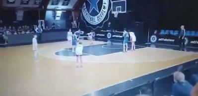 Bulgar veli, T&uuml;rk basketbolcuya saldırmak i&ccedil;in sahaya atladı