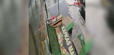 &Ccedil;atıdan d&uuml;şen kar k&uuml;tlesinden saniyeler ile kurtuldu