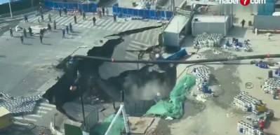 &Ccedil;in'deki bir otoyolda dev &ccedil;ukur oluştu