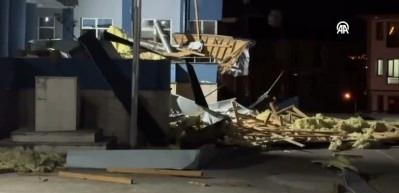 D&uuml;zce'de kuvvetli r&uuml;zgarda &ccedil;atısı u&ccedil;an lisede yarın eğitime ara verildi