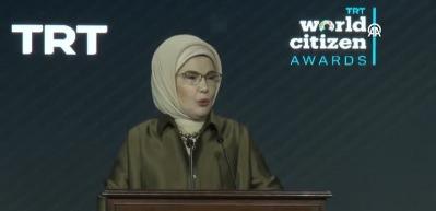 Emine Erdoğan: Ne yazık ki bug&uuml;n aramızda olamayan bir 'Yılın D&uuml;nya Vatandaşı &Ouml;d&uuml;l&uuml;' sahibimiz var