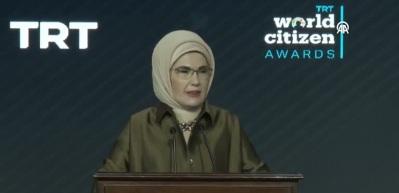 Emine Erdoğan, şehit gazetecinin &ouml;d&uuml;l&uuml;n&uuml; annesine takdim etti