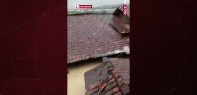 Endonezya&rsquo;da sel alarmı: Batı Cava&rsquo;da yollar sular altında kaldı