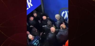 Eski Fenerbah&ccedil;eli Comolli sinirlenip hakemin &uuml;zerine y&uuml;r&uuml;d&uuml;