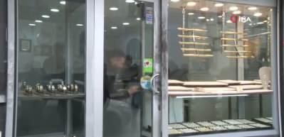 Ey&uuml;psultan&rsquo;da kuyumcuya silahlı soygun girişimi: İş yeri sahibi vuruldu