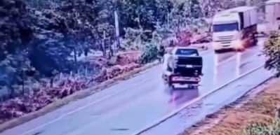 Feci kaza! Kamyon s&uuml;r&uuml;c&uuml;s&uuml; olay yerinde can verdi