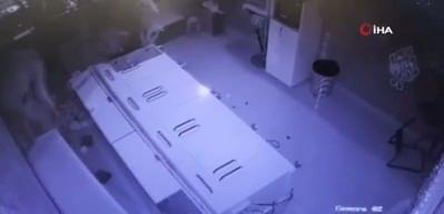 Forklifle kuyumcu soymaya gelip eşekle ka&ccedil;tı! O anlar kamerada