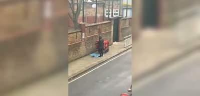İngiltere bu g&ouml;r&uuml;nt&uuml;leri konuşuyor! Sokakta namaz kılan postacıya hayran kaldılar