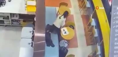 İstanbul Havalimanı'nda garsonun hayat kurtaran Heimlich m&uuml;dahalesi kamerada