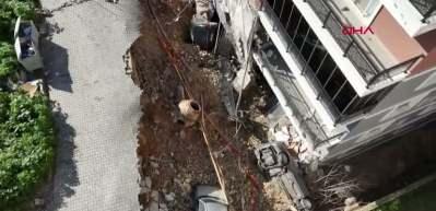 İzmir&rsquo;de toprak kayması; 2 bina ve 6 ara&ccedil; zarar g&ouml;rd&uuml;