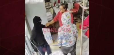 Kadın terzi soyguna gelen hırsızları tokatlayıp kovdu