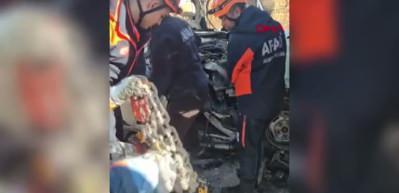 Kayseri'de okul servisinin tırla &ccedil;arpıştığı kazada 1 kişi &ouml;ld&uuml;, 6'sı &ouml;ğrenci 7 kişi yaralandı