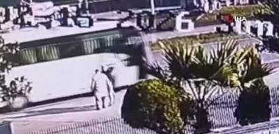 Kızına kahvaltıya giderken feci son: Kaza anı g&uuml;venlik kamerasında