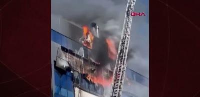 Kocaeli'de 7 katlı iş merkezinde yangın