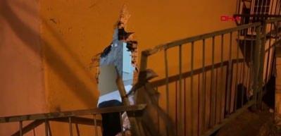 Kocaeli'de kamyonet evin duvarına &ccedil;arptı!