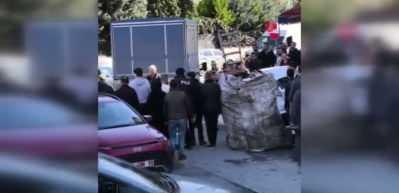 K&uuml;&ccedil;&uuml;k&ccedil;ekmece'de dehşet! Polise satırlı saldırı: 4'&uuml; polis 6 yaralı