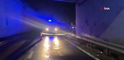 K&uuml;&ccedil;&uuml;k&ccedil;ekmece&rsquo;de seyir halindeki motosiklet, temizlik aracının altına girdi: 2 &ouml;l&uuml;