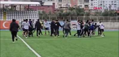 Liseliler futbol turnuvasında birbirlerine girdi: Tekme ve yumruklar havada u&ccedil;uştu