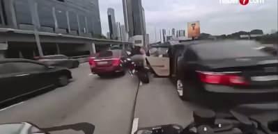 Malezya'da trafikte kapıyı a&ccedil;an 2 yaşındaki &ccedil;ocuk zincirleme kazaya neden oldu