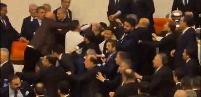 Meclis'te k&uuml;rs&uuml;y&uuml; işgal eden CHP'liler ile AK Partili vekiller arasında kavga &ccedil;ıktı