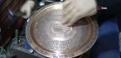 Meslektaş dayı yeğen 44 yıldır birlikte bakır işliyor