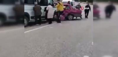 Minib&uuml;s ile otomobil kafa kafaya &ccedil;arpıştı