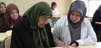 Mukaddes teyze Kur'an-ı Kerim aşkı ile herkese &ouml;rnek oluyor