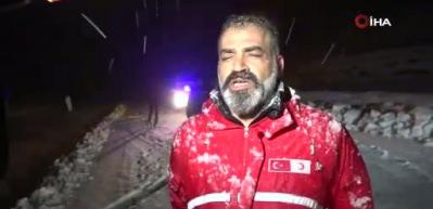 Muş-Bing&ouml;l kara yolunda mahsur kalan 40 ara&ccedil;taki yaklaşık 80 kişi kurtarıldı