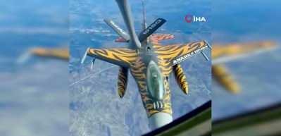 NATO, T&uuml;rk F-16'sının Romanya hava sahasında yakıt ikmali yaptığı anları paylaştı