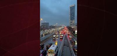 İstanbul'da akşam saatlerinde trafik yoğunluğu y&uuml;zde 90'a &ccedil;ıktı