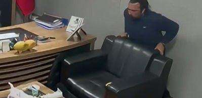 Osmaniye'de yediği yemek nefesini tıkayınca sağlık &ccedil;alışanı, kendi kendine yaptığı Heimlich manevrası ile hayata tutundu