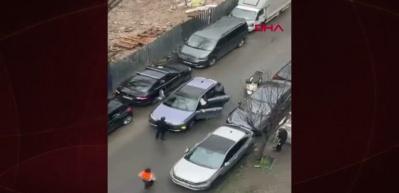 Park yeri nedeniyle tartıştığı s&uuml;r&uuml;c&uuml;y&uuml; silahla &ouml;ld&uuml;rd&uuml;; yakınları saldırganı darbetti