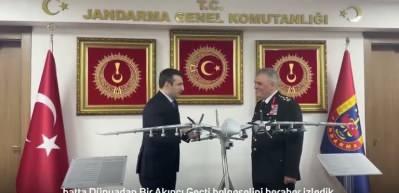 Sel&ccedil;uk Bayraktar, AKINCI maketini Jandarma Genel Komutanlığı&rsquo;na teslim etti