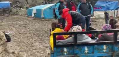 Siirt&rsquo;te fırtına &ccedil;adırları yıktı: 20 kişi tahliye edildi