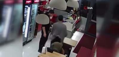 Sipariş ettiği d&uuml;r&uuml;m&uuml;n i&ccedil;erisine sakalının kıllarını koydu, hesap &ouml;demeden &ccedil;ıktı