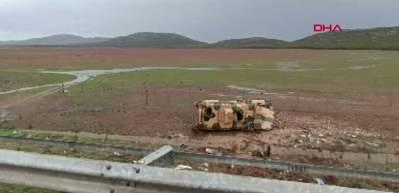 TAG Otoyolu'nda askeri ara&ccedil; devrildi: 10 yaralı