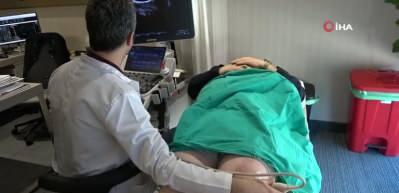 Tekerlekli sandalye ile geldiği hastaneden y&uuml;r&uuml;yerek &ccedil;ıktı