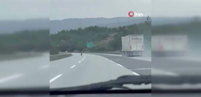 Tırdan fırlayan lastik otobanda y&uuml;zlerce metre ilerledi