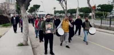 B&uuml;y&uuml;k saygısızlık! Trafik kazasında &ouml;len gencin cenazesi davul zurnayla uğurlandı