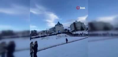  Uludağ'da kameralara yansıyan teleferik kuyruğu g&ouml;renleri şaşırttı