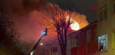 &Uuml;sk&uuml;dar&rsquo;da 7 katlı binada yangın &ccedil;ıktı!