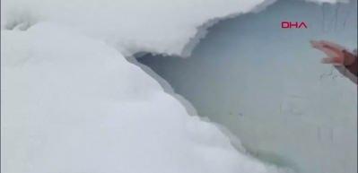 Van&rsquo;da kar 2 metreyi aştı, 76 yerleşim yoluna ulaşılamıyor